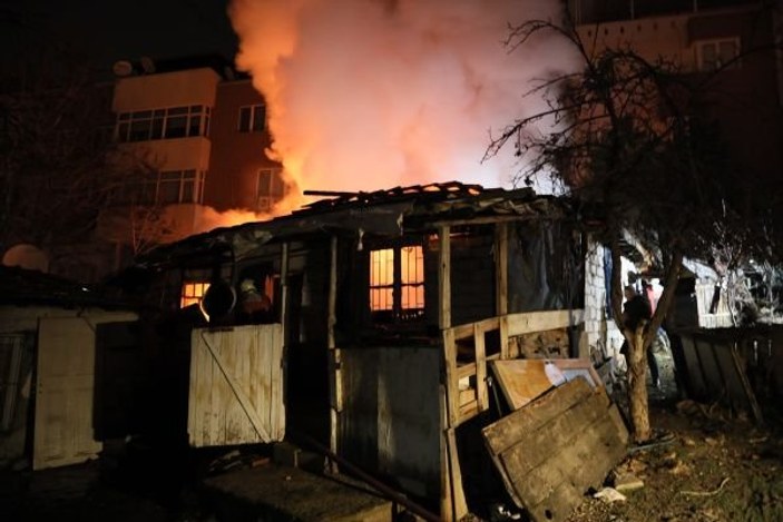 Ankara'da çıkan yangın mahalleliyi sokağa döktü