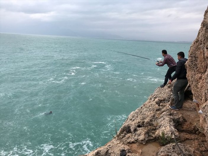Denize düştü, misinayla boğulmaktan kurtuldu