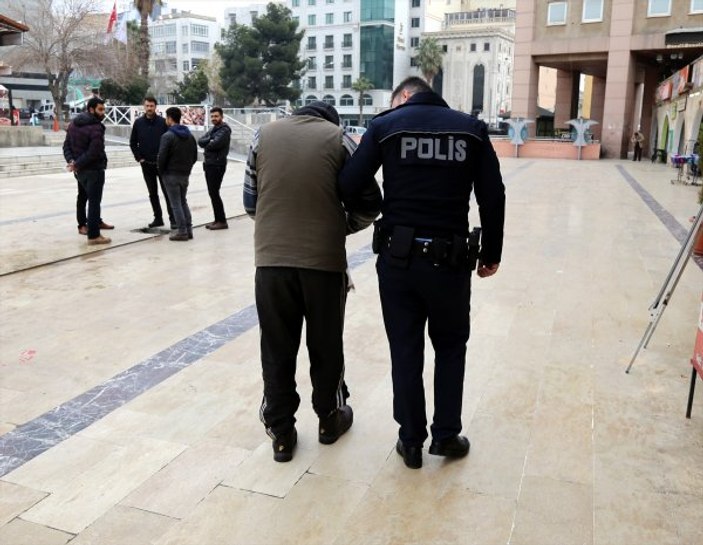 Polisten engelli sığınmacıya destek