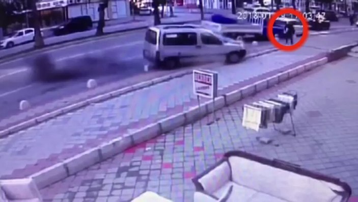 Adana'da bir kadın kazadan saniyelerle kurtuldu