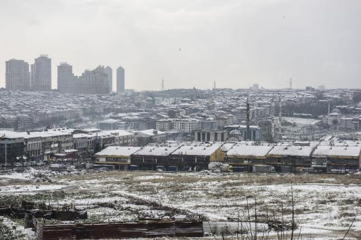 İstanbul'da aralıklarla yağan kar etkili olmaya başladı