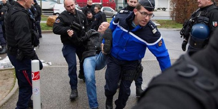Fransa'da grevdeki gardiyanlara polisler müdahale etti