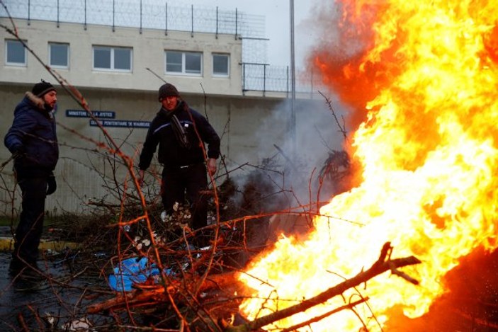 Fransa'da grevdeki gardiyanlara polisler müdahale etti
