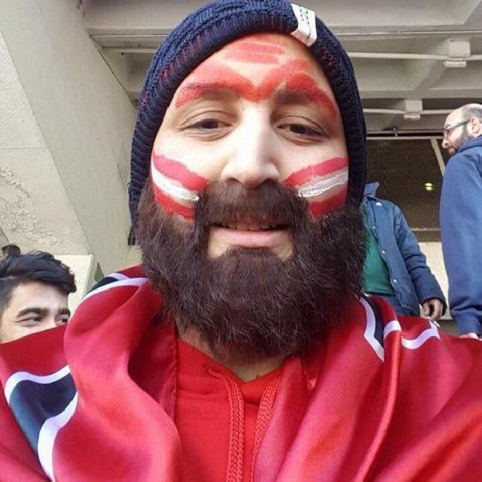 İranlı kadınlar sahte sakallarla maça gidiyor