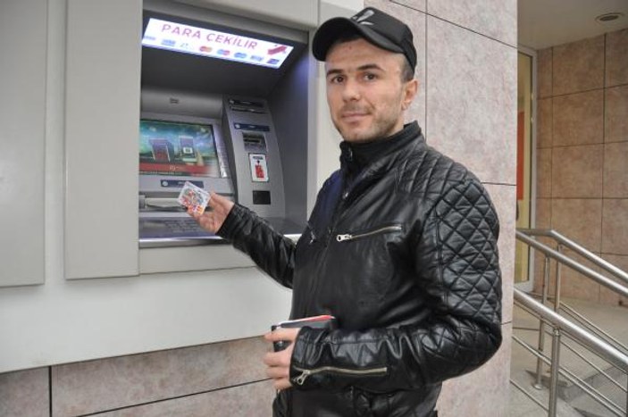 ATM'de şifresi girilmiş unutulan kartı teslim etti