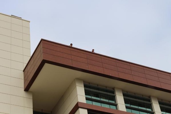 Eşine sinirlenen kadın hastanenin çatısından atladı