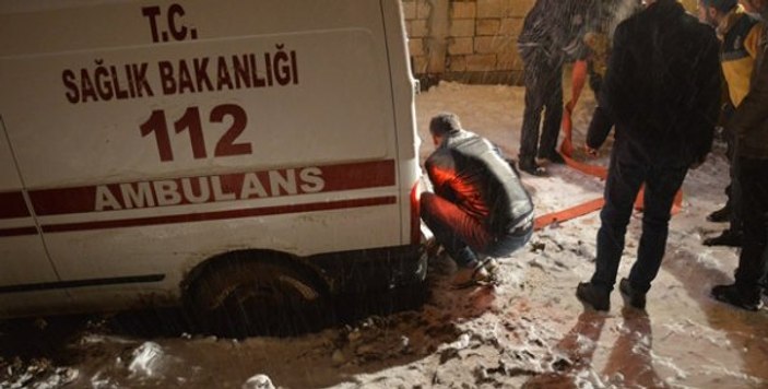 Ağrı'da hasta almaya giden ambulans kara saplandı