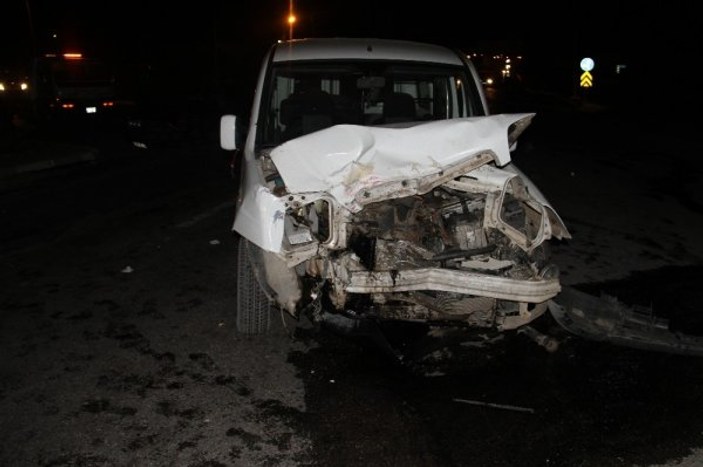 Konya'da hafif ticari araçla otomobil çarpıştı: 8 yaralı
