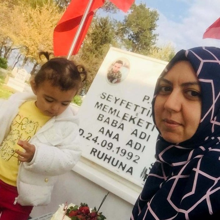 Şehit kızı doğum gününü babasının mezarı başında kutladı