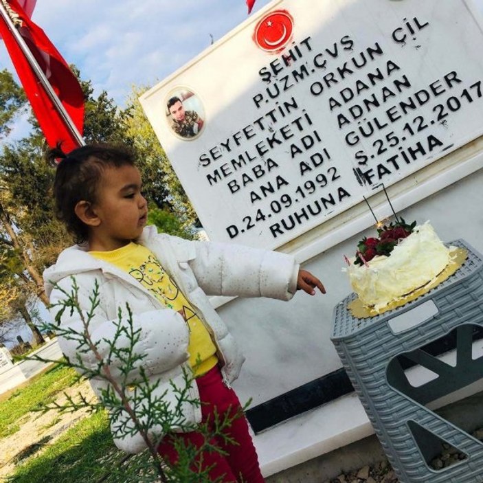 Şehit kızı doğum gününü babasının mezarı başında kutladı