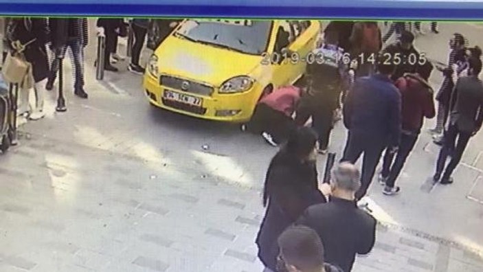 İstiklal Caddesi'nde yürüyen turist kadına taksi çarptı