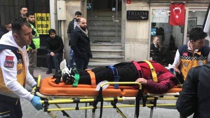 İstiklal Caddesi'nde yürüyen turist kadına taksi çarptı