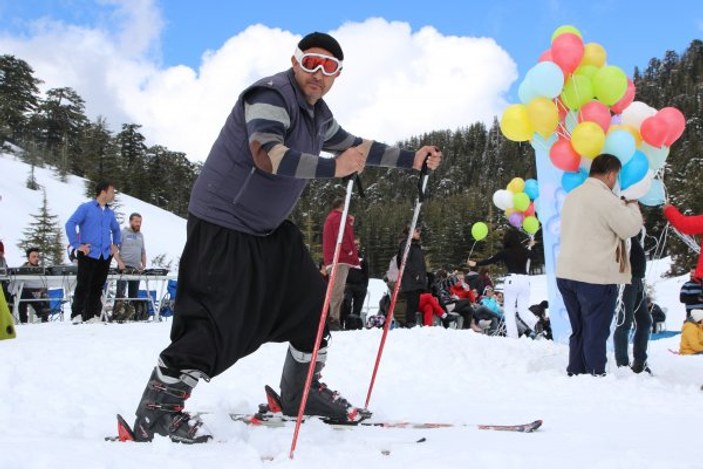 Alanya’da kayak festivali renkli görüntülere sahne oldu