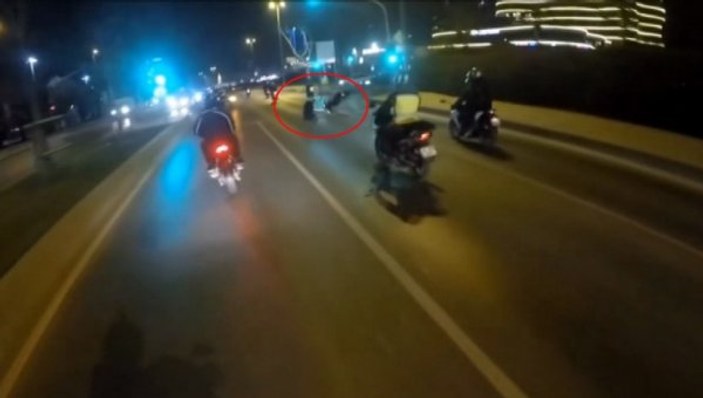 Motosikletli magandanın tek teker kazası kamerada