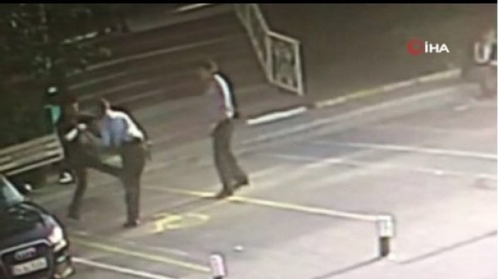 Hastane güvenliğine bıçakla saldıran adam kamerada