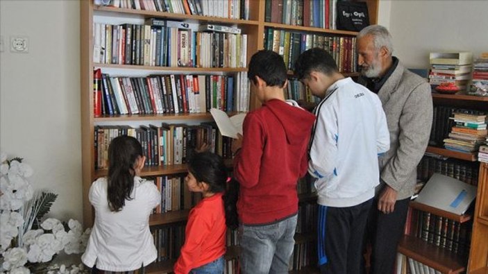 Çocuklar okusun diye evini kütüphaneye çevirdi