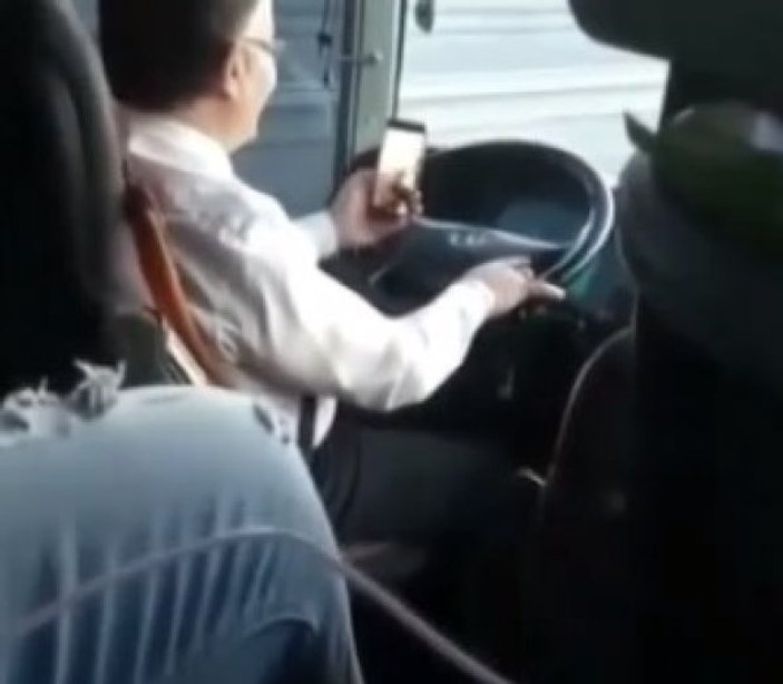 Otobüs şoförü yolculuk sırasında görüntülü arama yaptı