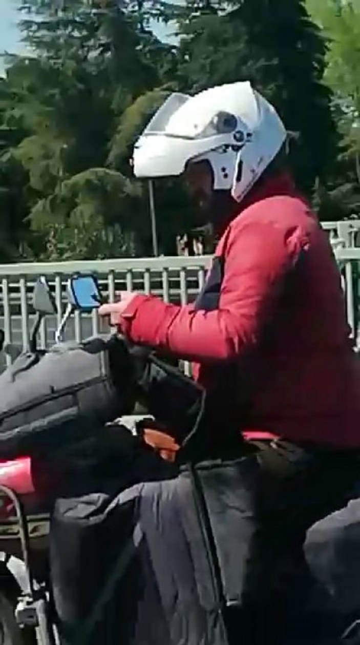 Cep telefonuyla tehlikeli motosiklet yolculuğu