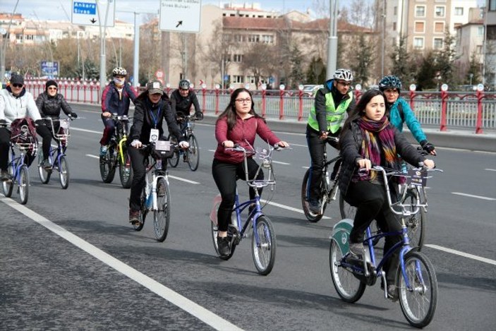 Kayseri'de bisikletliler sokakta