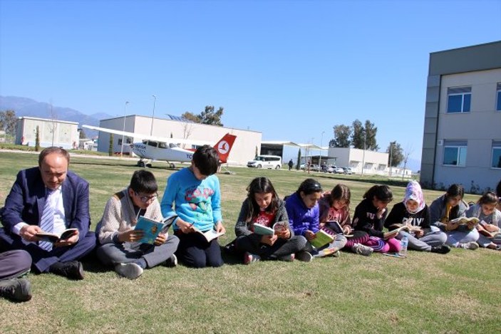 Aydın'da öğrenciler uçak pistinde kitap okudu