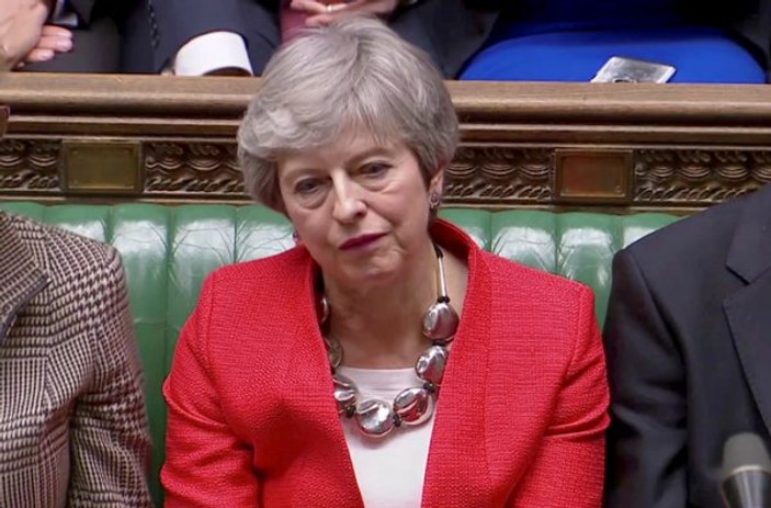Theresa May Brexit'e karşılık istifa sözü verdi