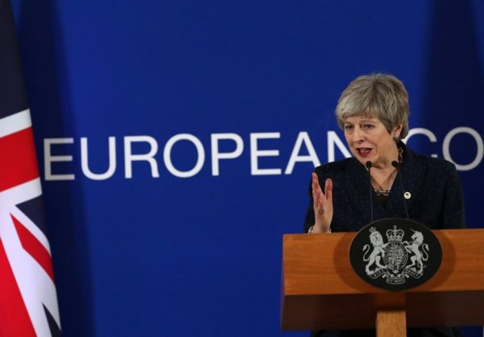 Theresa May Brexit'e karşılık istifa sözü verdi