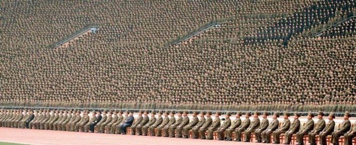 Kuzey Kore lideri Kim Jong askerlerle bir araya geldi