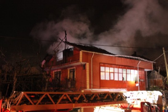 Kocaeli'de 3 katlı binada yangın