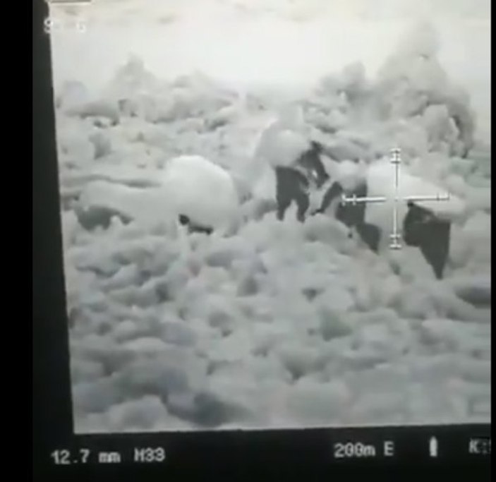 Şemsiyeyle saklanmaya çalışan PKK'lı teröristler kamerada