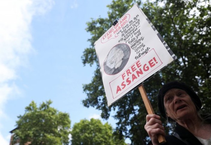 Assange'ın iade davası ertelendi