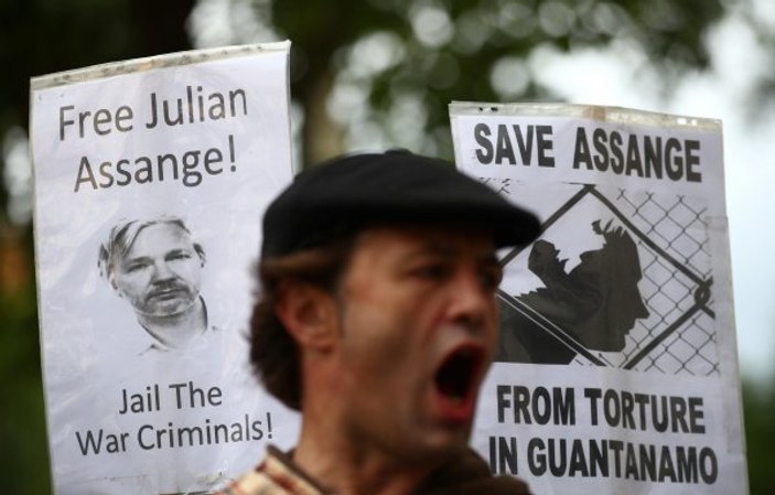 Assange'ın iade davası ertelendi