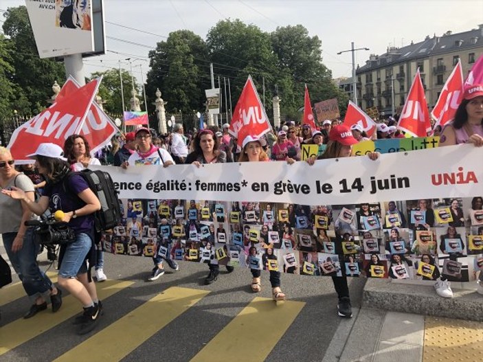 İsviçreli kadınlar 28 yıl sonra eşit maaş için sokaklarda