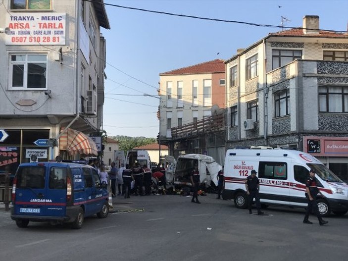 Edirne’de kaçak göçmenleri taşıyan araç kaza yaptı
