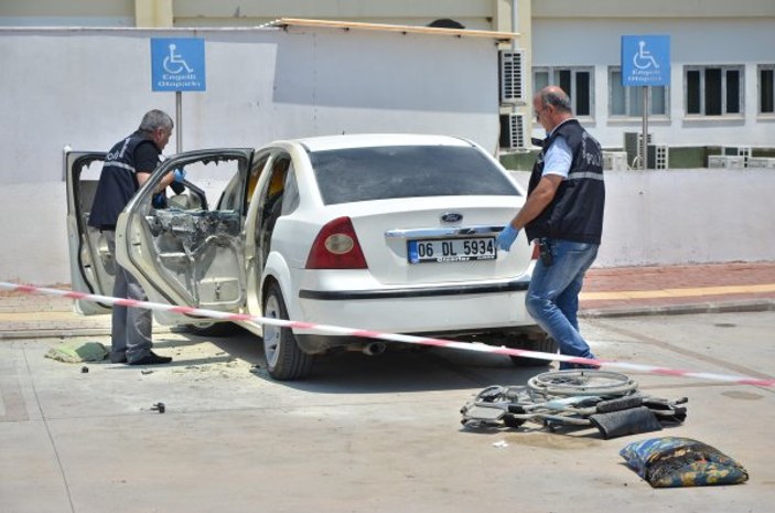 Adana'da yanan otomobildeki engellinin kurtarılma anı