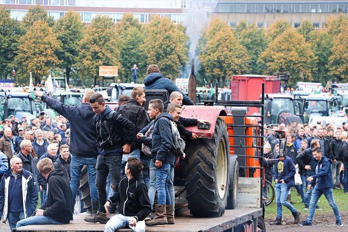 Hollanda'da çiftçi protestoları hayatı felç etti