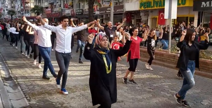İzmir'de 2 bin kişi zeybek oynadı