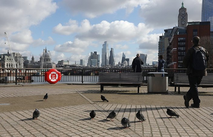 Londra sokakları korona nedeniyle boş kaldı
