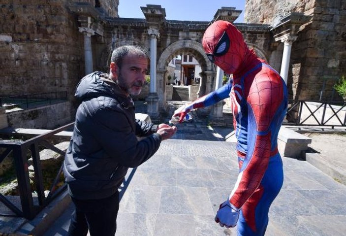 Antalyalı Örümcek Adam vatandaşlara kolonya dağıttı