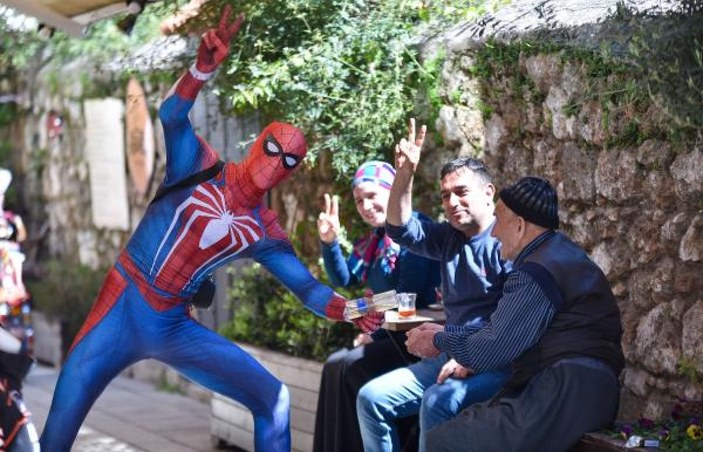 Antalyalı Örümcek Adam vatandaşlara kolonya dağıttı