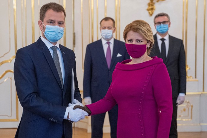 Slovakya'da başbakanın eldivenli maskeli yemin töreni