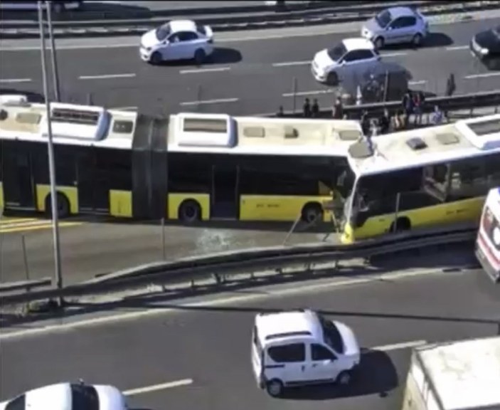 Avcılar'da iki metrobüs çarpıştı