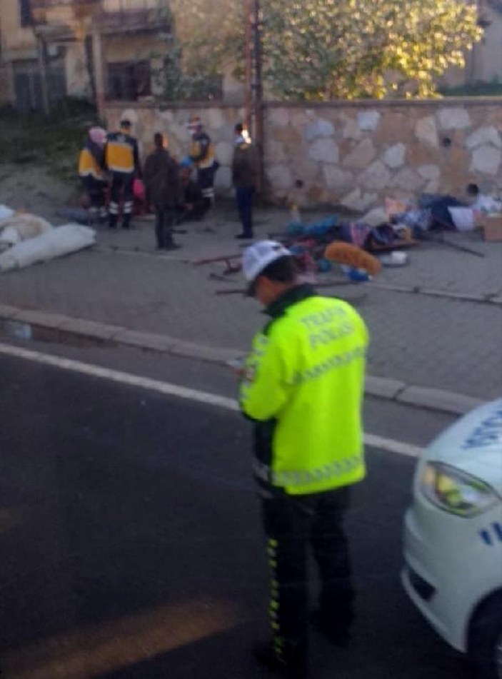 Kırşehir'de işçileri taşıyan minibüsü devrildi: 10 yaralı