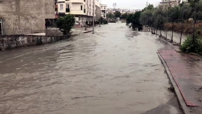 Esenyurt'ta minibüs üzerinde mahsur kalan yolcular