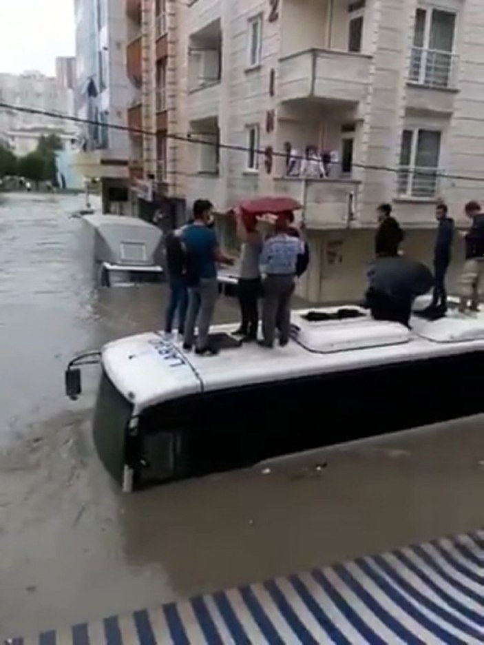 Esenyurt'ta minibüs üzerinde mahsur kalan yolcular