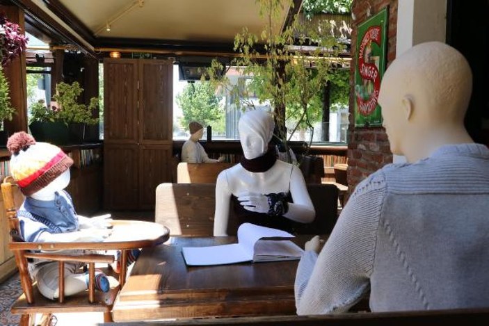 Eskişehir'de restoran sahibinden sosyal mesafe önlemi