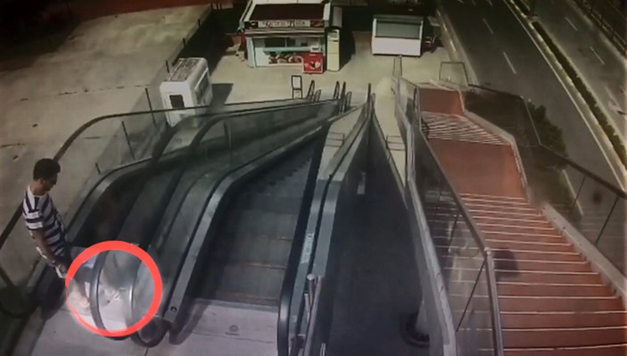 Yürüyen merdivenleri acil butonuyla durduranlar kamerada