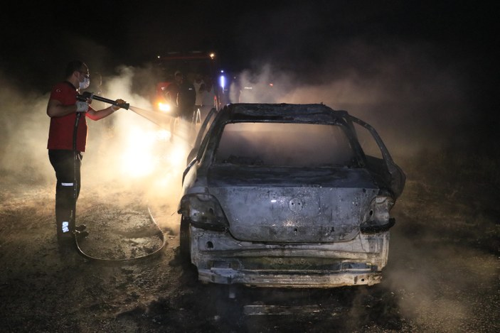 Adana'da bir araç yanarak kül oldu