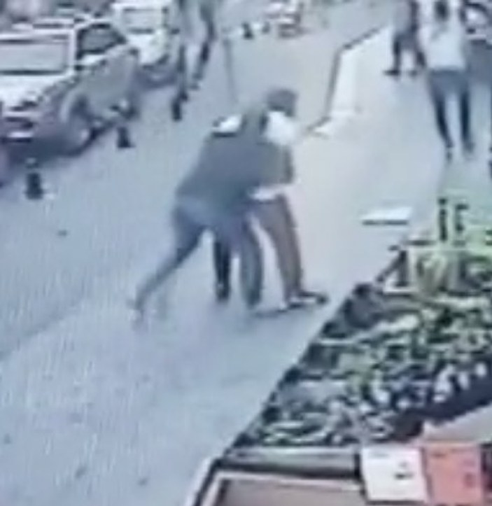 Kadıköy'de bıçakladığı arkadaşını darbetti