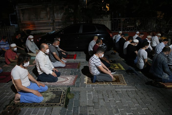 Ayasofya çevresinde sabah namazı kılındı