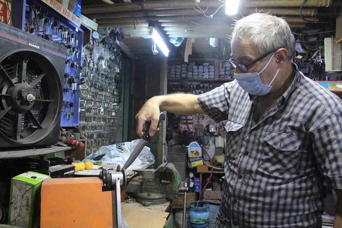 Manisa'da 42 yıllık bıçak bileme ustasının bayram mesaisi